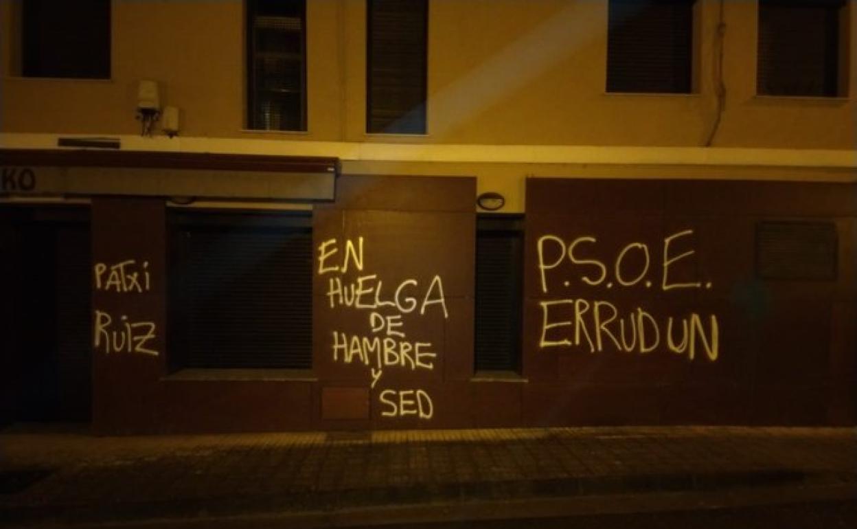 Atacan con pintadas la casa del pueblo de Lazkao