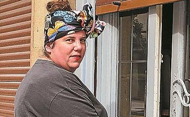 Elena Cobreros entra al Drinka.