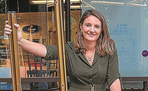 Laura reabrió ayer su cafetería.