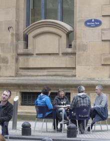 Imagen secundaria 2 - Arriba: El buen tiempo acompañó y las terrazas de La Marina estuvieron al completo casi todo el día. Izquierda: Desde que el lunes se permitió abrir los veladores, se han ido sumando establecimientos, que han empezado a retomarla actividad. Derecha: En Donostia se permite a algunos hosteleros ampliar el espacio para la terraza, como este, a ambos lados de la carretera.