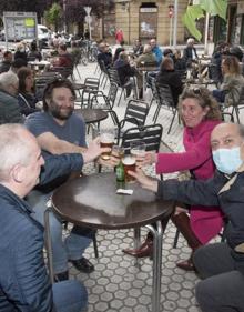Imagen secundaria 2 - Izquierda: Juan Luis y María José se encontraron con su nuera Ania y la nieta, Emma, y se sentaron a tomar algo al aire libre. Derecha: Estos cuatro amigos brindaron ayer por este inicio de vuelta a la normalidad.