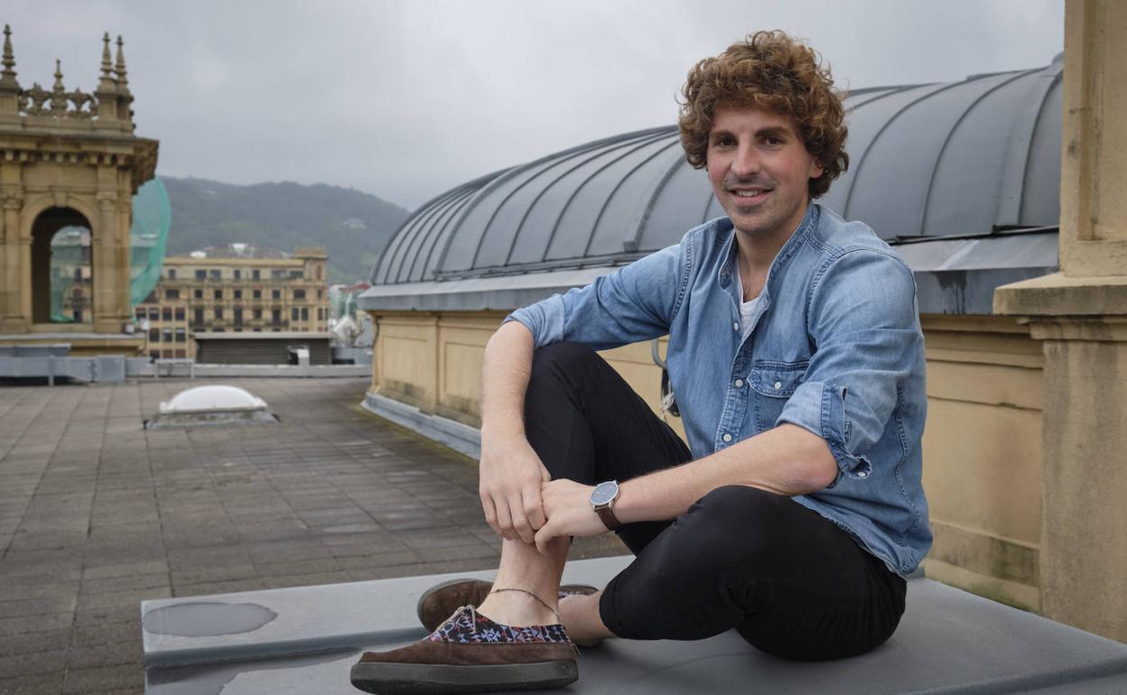 El concejal Jon Insausti, en el tejado del Victoria Eugenia, escenario del concierto de Izaro que clausuró la programación de DK Etxean.