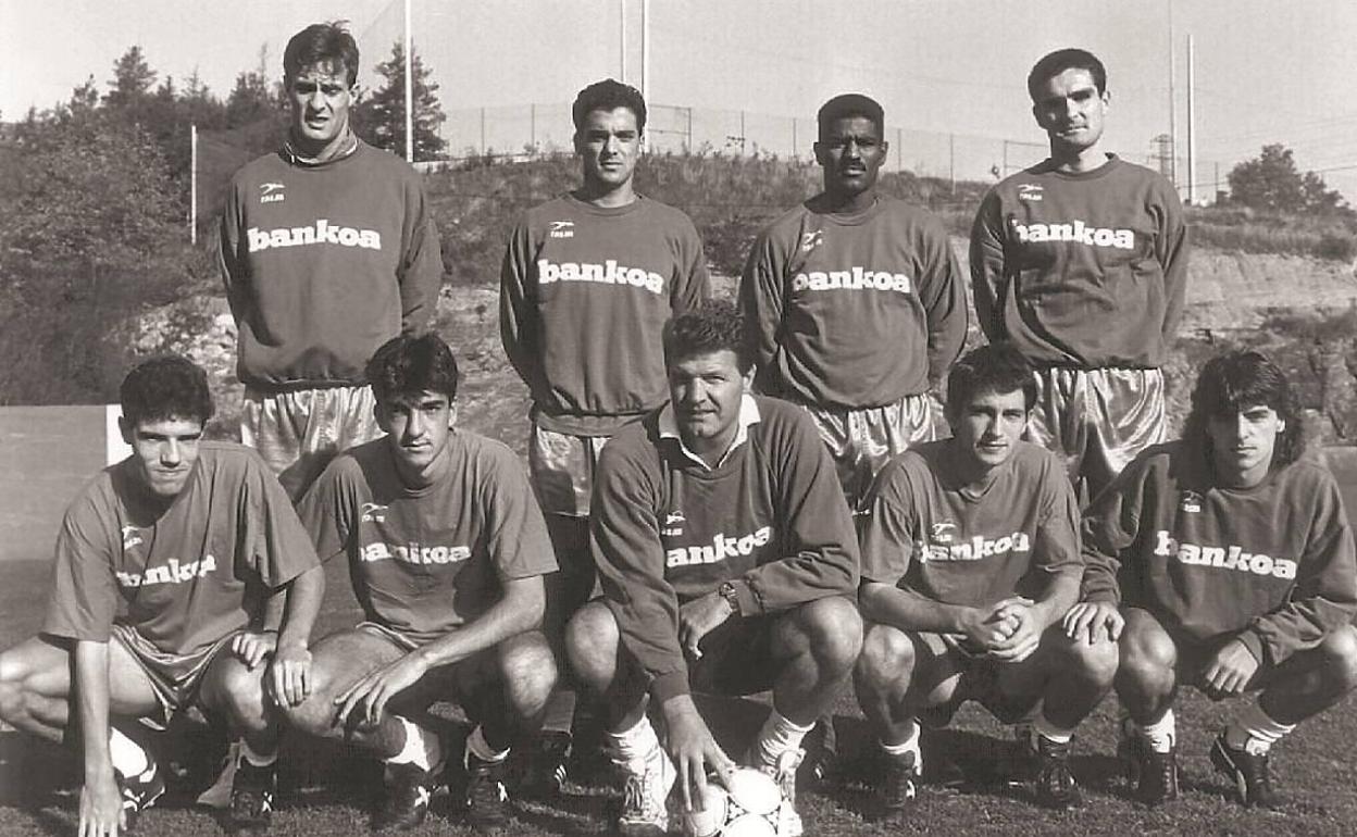 Arriba, Kodro, Carlos Xavier, Oceano e Iñaki Alaba. Abajo, Luis Pérez, Imanol, Toshack, Imaz y Alkiza, en una imagen de 1991. 