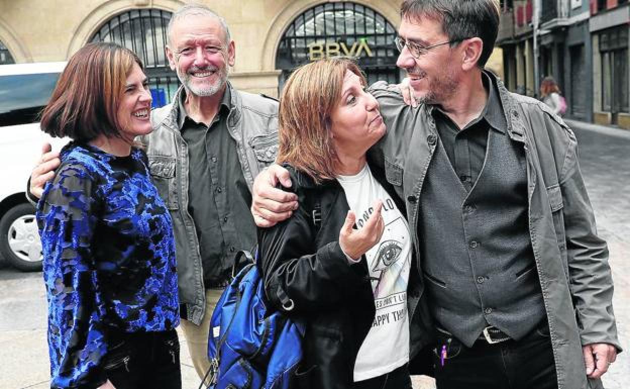 Pilar Garrido con Juan Carlos Monedero, delante de Miren Gorrotxategi y Roberto Uriarte, en un acto celebrado el año pasado en Zarautz.