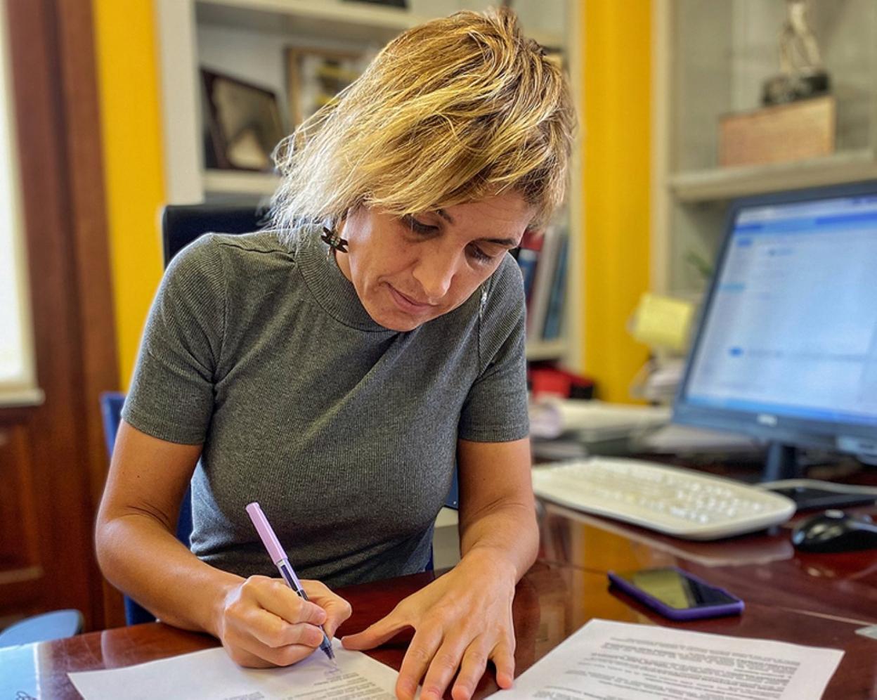 Anuska Esnal, Orioko alkatea, hitzarmena sinatzen. 