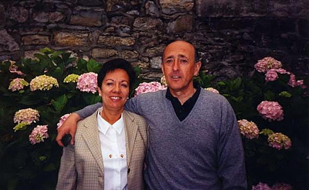 Amaia Guridi y Santiago Oleaga, junto a su casa, en una fotografía del álbum familiar. 