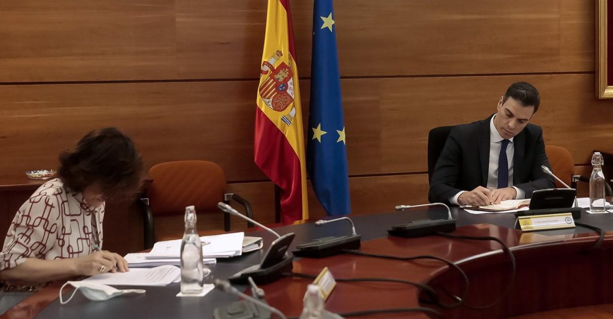 Pedro Sánchez, junto con la vicepresidenta primera, Carmen Calvo, ayer durante el Consejo de Ministros en el Palacio de la Moncloa. 