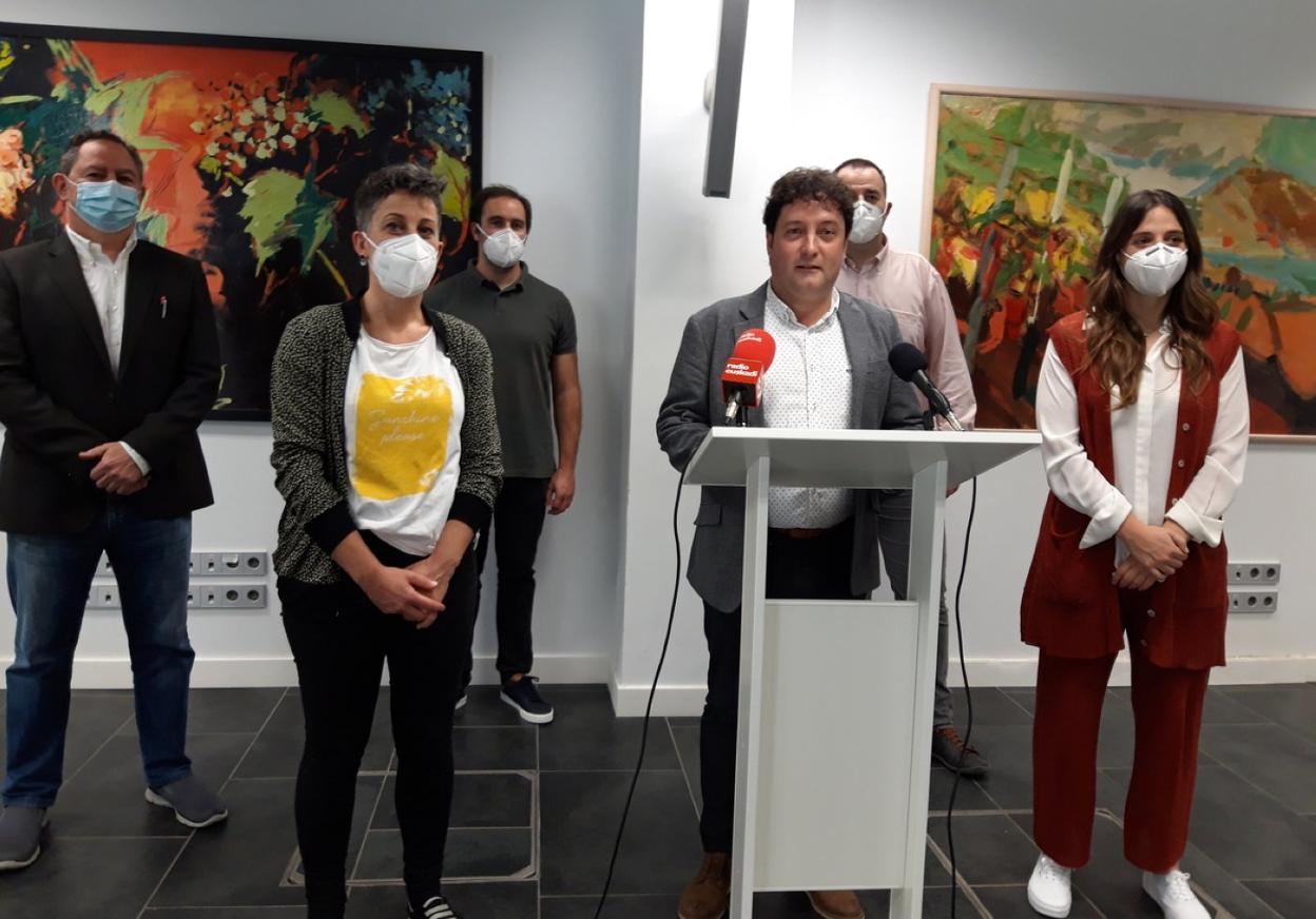 El alcalde, Xabier Txurruka, con sus concejales informando ayer de los planes para este verano. 