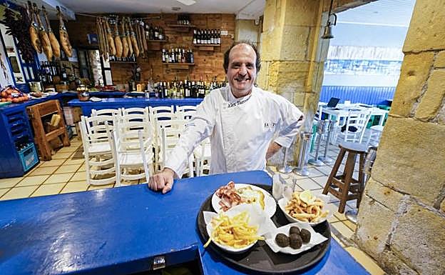 Alex Barcenilla enseña su oferta. No pondrá vitrina en el Ziaboga. «Los pintxos salen de cocina».