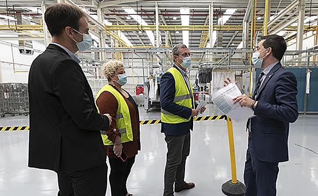 El diputado general, Markel Olano, y la diputada foral de Políticas Sociales, Maite Peña, durante la visita.