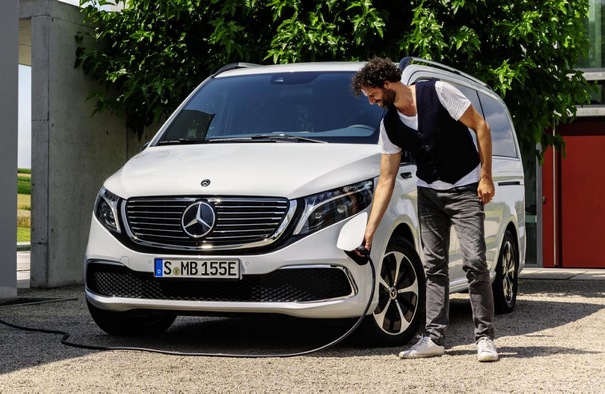 El Mercedes Clase V eléctrico fabricado en Vitoria ya está a la venta en España