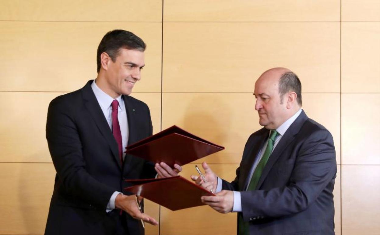 Pedro Sánchez y Andoni Ortuzar, cuando firmaron el acuerdo de investidura.