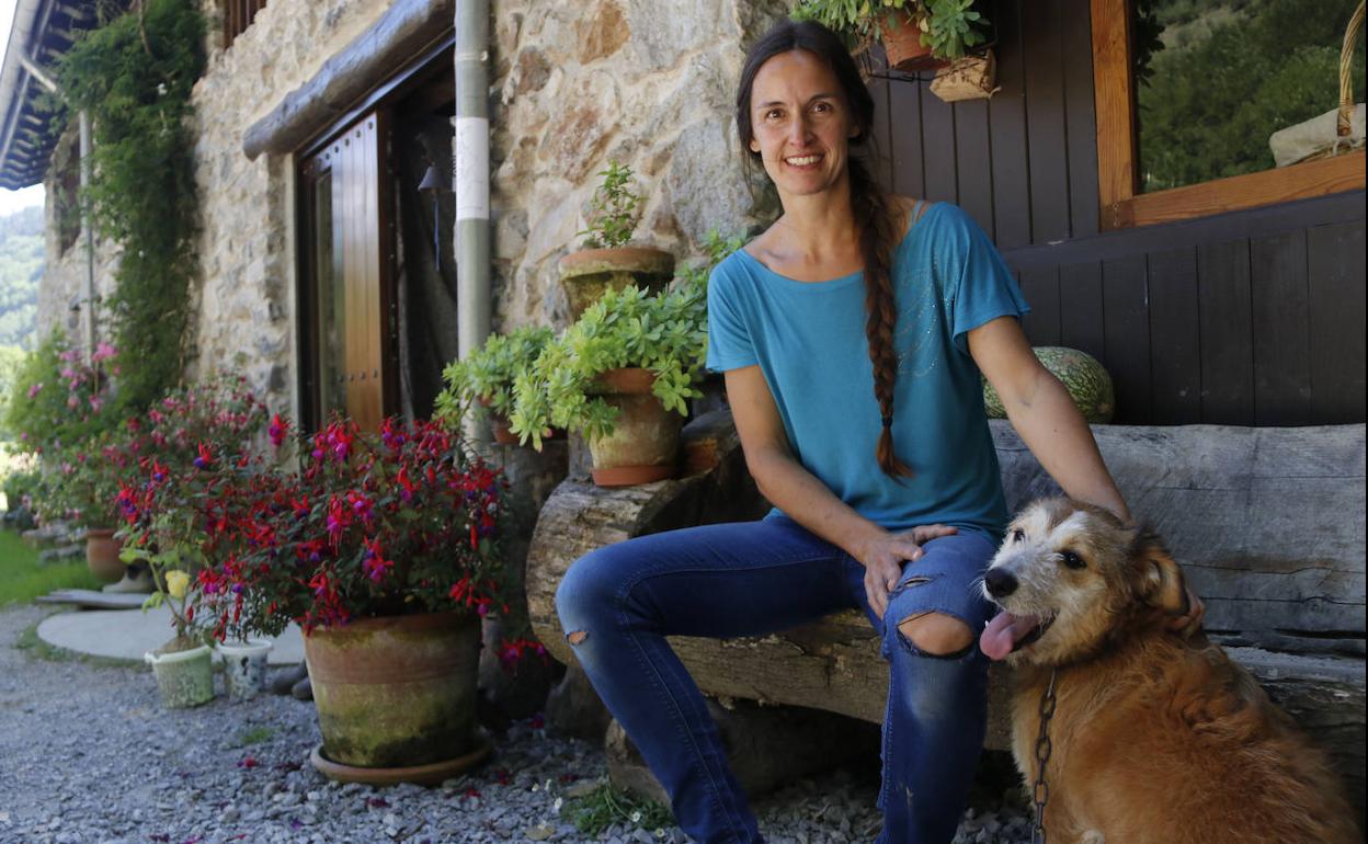 Eguzkiñe Elsenaar, en su agroturismo de Deba. El fin de semana despidió a una familia de australianos que reside en Donostia y hasta junio no recibirá a otros alaveses.