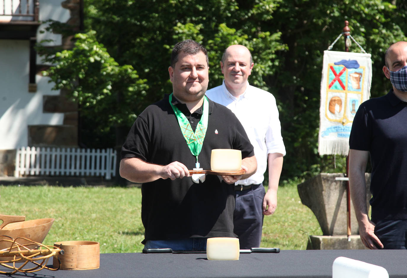 Ordizia ha recuperado este miércoles una nueva edición del Artzain eguna, aunque lo ha hecho con un único acto: la presentación del nuevo queso Idiazabal y el corte del mismo, que cada año realiza un popular personaje. Unai Campo, cocinero del restaurante Porrue de Bilbao y vinculado a la feria de Ordizia, ha sido la figura clave en una edición en la que que representantes del Gobierno Vasco y de la Diputación Foral de Gipuzkoa han seguido de forma telemática. No se ha podido celebrar, sin embargo, el tradicional paso de ovejas por el centro del pueblo