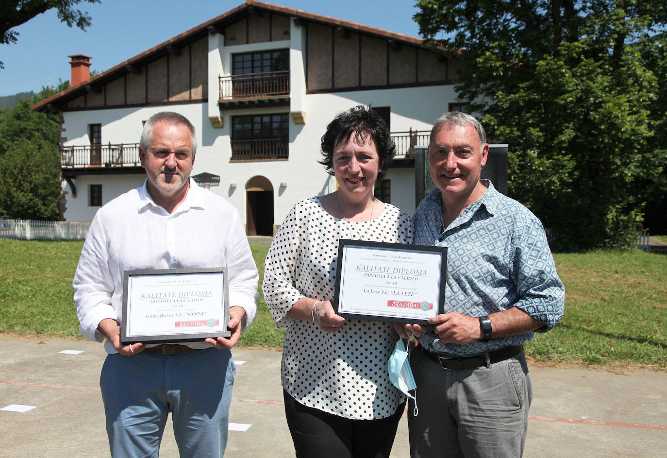 Ordizia ha recuperado este miércoles una nueva edición del Artzain eguna, aunque lo ha hecho con un único acto: la presentación del nuevo queso Idiazabal y el corte del mismo, que cada año realiza un popular personaje. Unai Campo, cocinero del restaurante Porrue de Bilbao y vinculado a la feria de Ordizia, ha sido la figura clave en una edición en la que que representantes del Gobierno Vasco y de la Diputación Foral de Gipuzkoa han seguido de forma telemática. No se ha podido celebrar, sin embargo, el tradicional paso de ovejas por el centro del pueblo