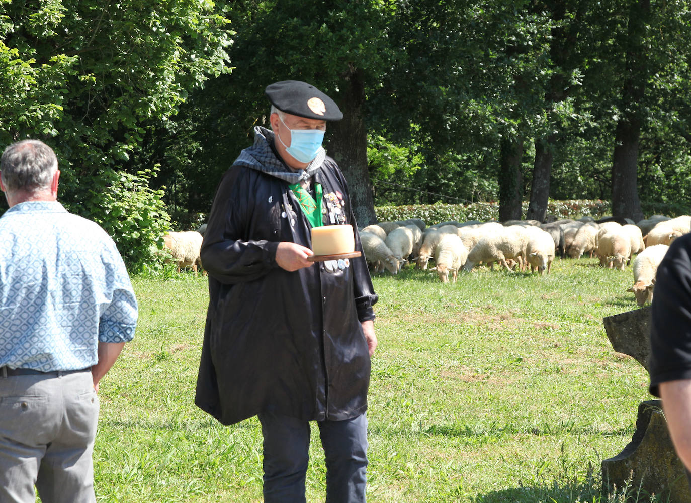 Ordizia ha recuperado este miércoles una nueva edición del Artzain eguna, aunque lo ha hecho con un único acto: la presentación del nuevo queso Idiazabal y el corte del mismo, que cada año realiza un popular personaje. Unai Campo, cocinero del restaurante Porrue de Bilbao y vinculado a la feria de Ordizia, ha sido la figura clave en una edición en la que que representantes del Gobierno Vasco y de la Diputación Foral de Gipuzkoa han seguido de forma telemática. No se ha podido celebrar, sin embargo, el tradicional paso de ovejas por el centro del pueblo