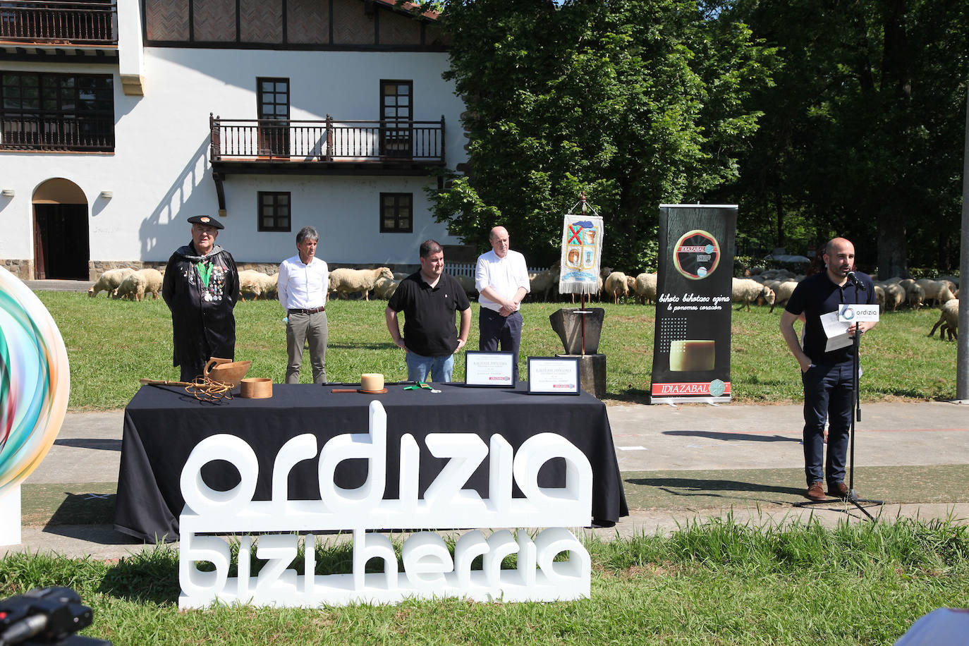 Ordizia ha recuperado este miércoles una nueva edición del Artzain eguna, aunque lo ha hecho con un único acto: la presentación del nuevo queso Idiazabal y el corte del mismo, que cada año realiza un popular personaje. Unai Campo, cocinero del restaurante Porrue de Bilbao y vinculado a la feria de Ordizia, ha sido la figura clave en una edición en la que que representantes del Gobierno Vasco y de la Diputación Foral de Gipuzkoa han seguido de forma telemática. No se ha podido celebrar, sin embargo, el tradicional paso de ovejas por el centro del pueblo