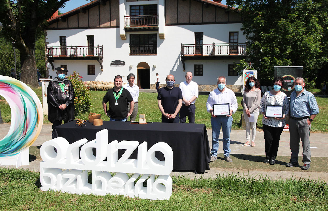 Ordizia ha recuperado este miércoles una nueva edición del Artzain eguna, aunque lo ha hecho con un único acto: la presentación del nuevo queso Idiazabal y el corte del mismo, que cada año realiza un popular personaje. Unai Campo, cocinero del restaurante Porrue de Bilbao y vinculado a la feria de Ordizia, ha sido la figura clave en una edición en la que que representantes del Gobierno Vasco y de la Diputación Foral de Gipuzkoa han seguido de forma telemática. No se ha podido celebrar, sin embargo, el tradicional paso de ovejas por el centro del pueblo