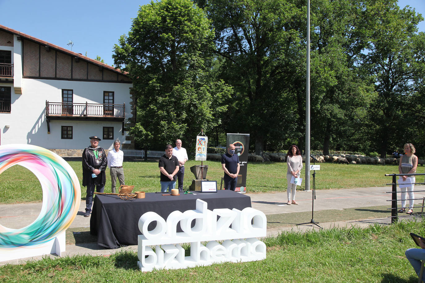 Ordizia ha recuperado este miércoles una nueva edición del Artzain eguna, aunque lo ha hecho con un único acto: la presentación del nuevo queso Idiazabal y el corte del mismo, que cada año realiza un popular personaje. Unai Campo, cocinero del restaurante Porrue de Bilbao y vinculado a la feria de Ordizia, ha sido la figura clave en una edición en la que que representantes del Gobierno Vasco y de la Diputación Foral de Gipuzkoa han seguido de forma telemática. No se ha podido celebrar, sin embargo, el tradicional paso de ovejas por el centro del pueblo