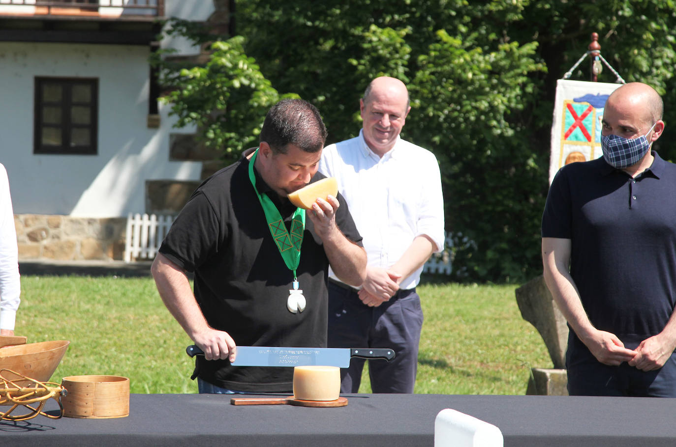 Ordizia ha recuperado este miércoles una nueva edición del Artzain eguna, aunque lo ha hecho con un único acto: la presentación del nuevo queso Idiazabal y el corte del mismo, que cada año realiza un popular personaje. Unai Campo, cocinero del restaurante Porrue de Bilbao y vinculado a la feria de Ordizia, ha sido la figura clave en una edición en la que que representantes del Gobierno Vasco y de la Diputación Foral de Gipuzkoa han seguido de forma telemática. No se ha podido celebrar, sin embargo, el tradicional paso de ovejas por el centro del pueblo