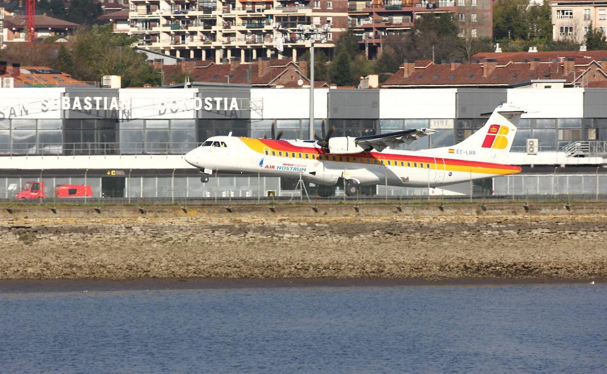 Vueling e Iberia volverán a operar en el aeropuerto de Hondarribia a partir del 1 de julio