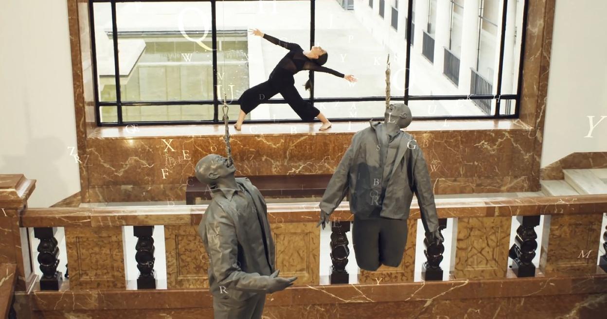 La bailarina Leire Otamendi frente a las 'Hanging Figures' de Juan Muñoz. 