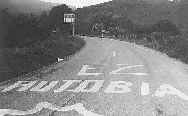 Imagen principal - Pintada en Leitza, en 1989, contra el proyecto de la autovía. | La construcción del viaducto de Areso| Estampa invernal habitual de la vía, con la silueta del trazado