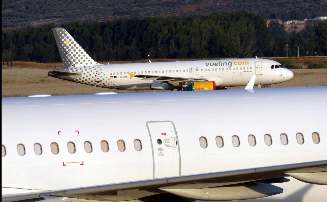 Un avión Airbus A320 de la compañía Vueling estacionado en el Aeropuerto de Ciudad Real 