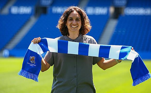 La nueva entrenadora de la Real, Natalia Arroyo sobre el césped de Anoeta.