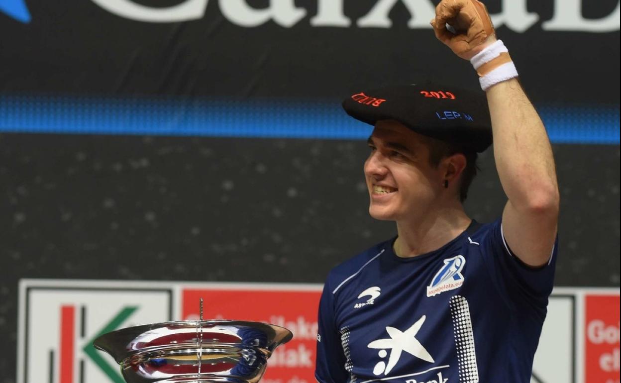 Iker Irribarria saluda a sus seguidores tras conseguir su segunda txapela, la de 2019. 