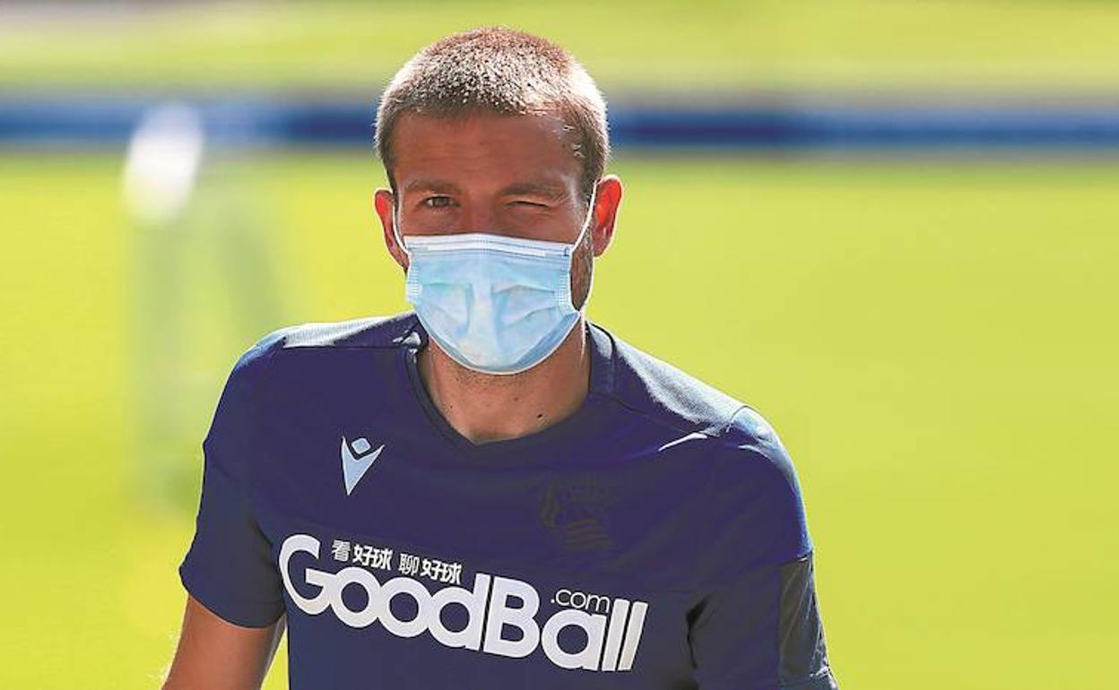 Asier Illarramendi acude con mascarilla a los entrenamientos en Zubieta tras el confinamiento. 