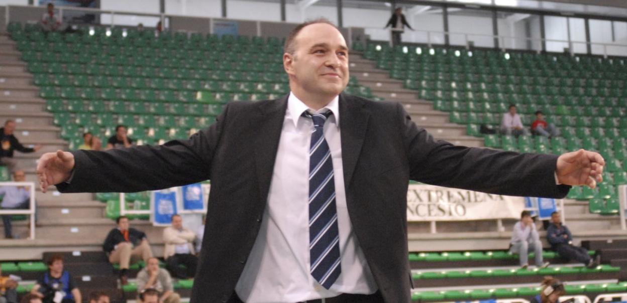 Pablo Laso sonríe en los instantes finales del partido ante el Tenerife que valió el segundo ascenso para el GBC. 