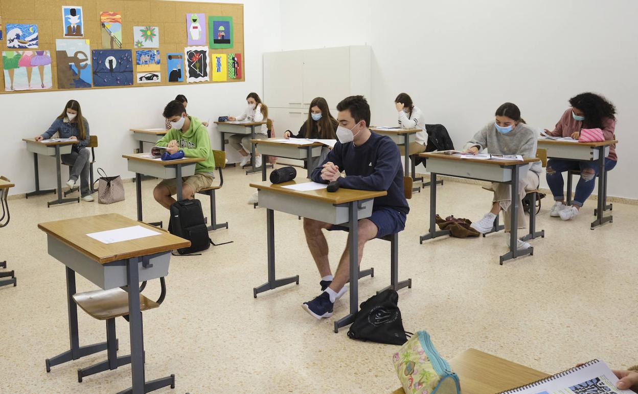 Alumnos de 2º de Bachillerato, el primer día de su vuelta a las clases. 