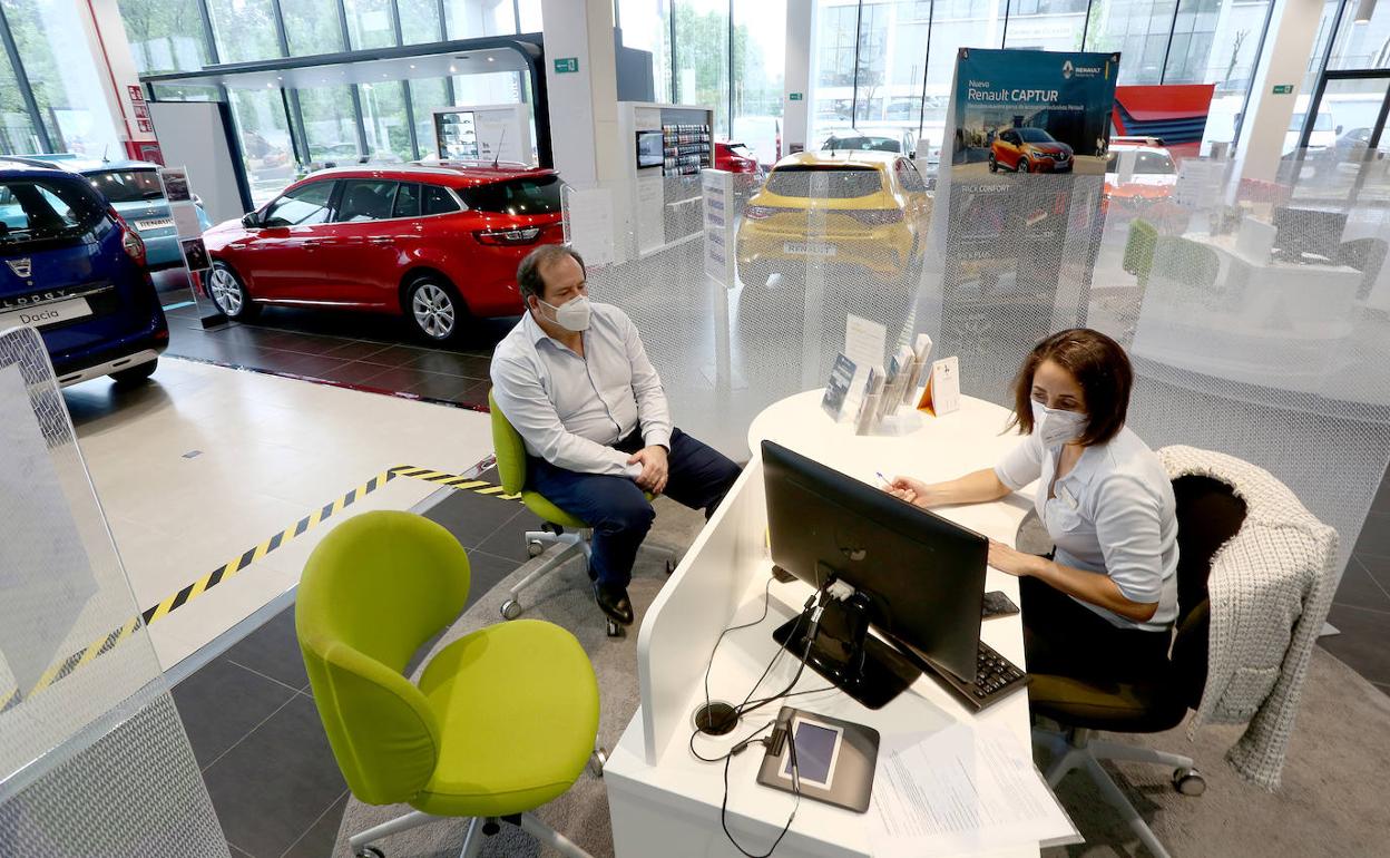Una comercial de Gaursa atiende a un cliente en el concesionario de Oiartzun.