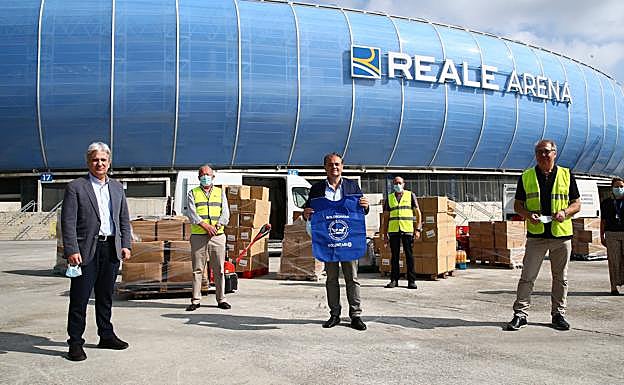 La Real Sociedad entrega 17 palets con comida y bebida al banco de alimentos de Gipuzkoa