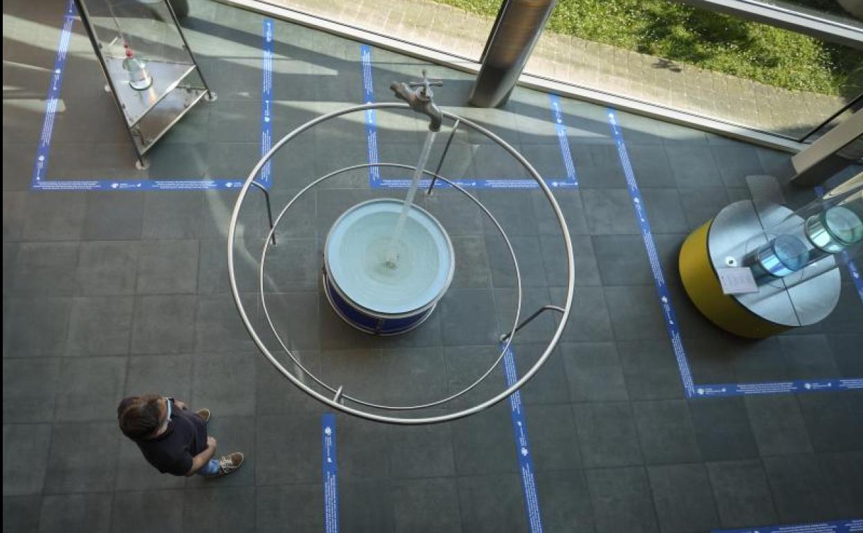 Un visitante observa uno de los módulos del museo Eureka!. 