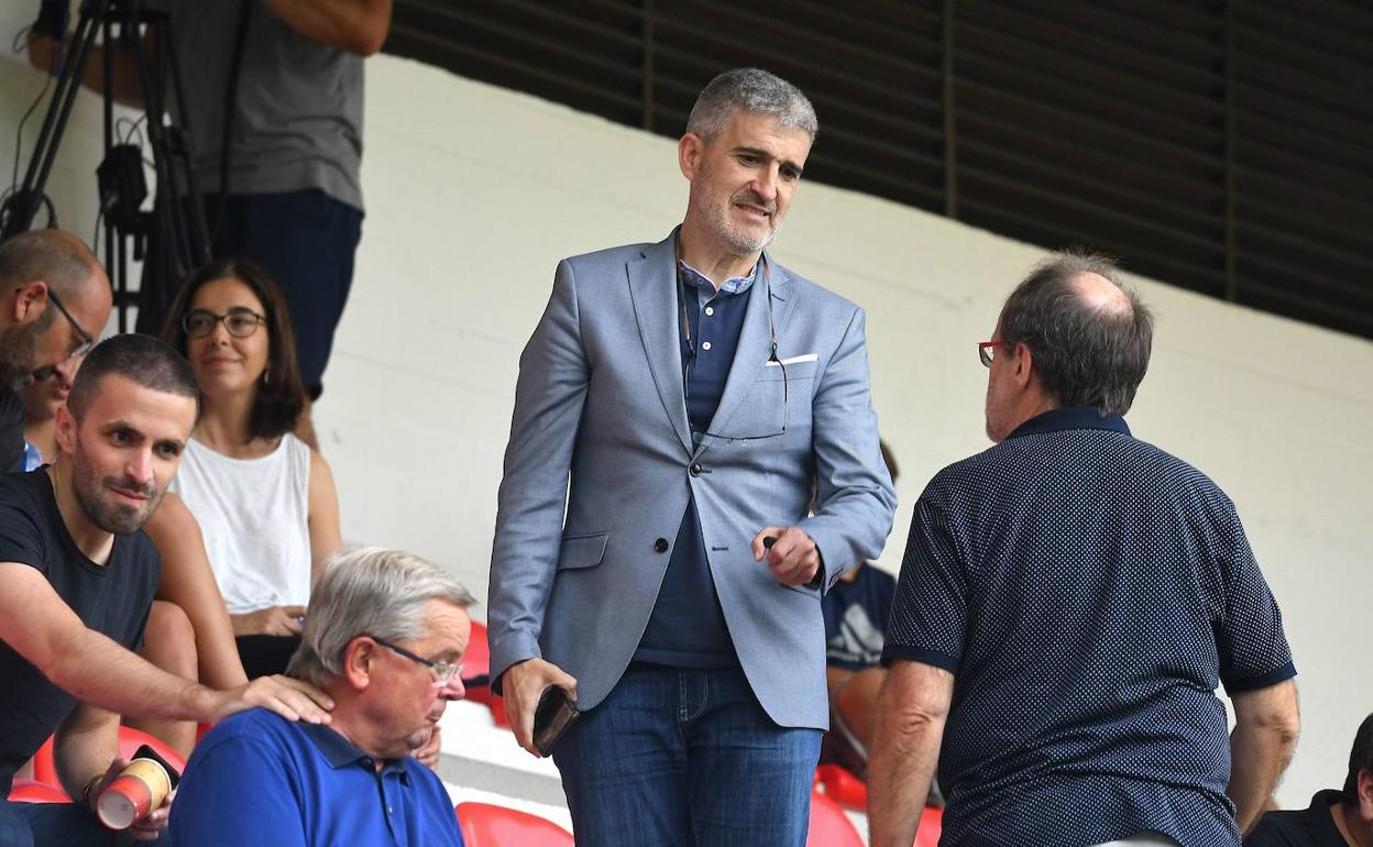 El director de fútbol de la Real, Roberto Olabe, durante un partido.