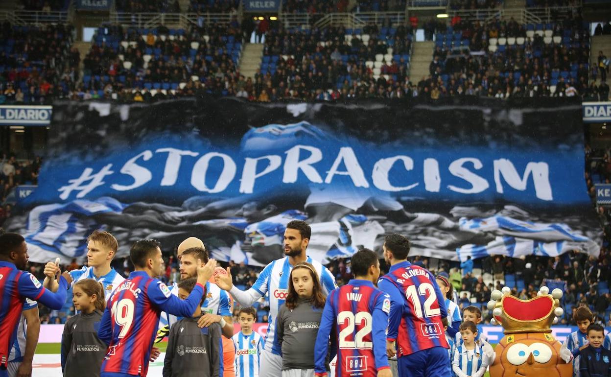 En el derbi entre la Real Sociedad y el Eibar se desplegó un tifo contra el racismo tras el ataque sufrido por Isak.