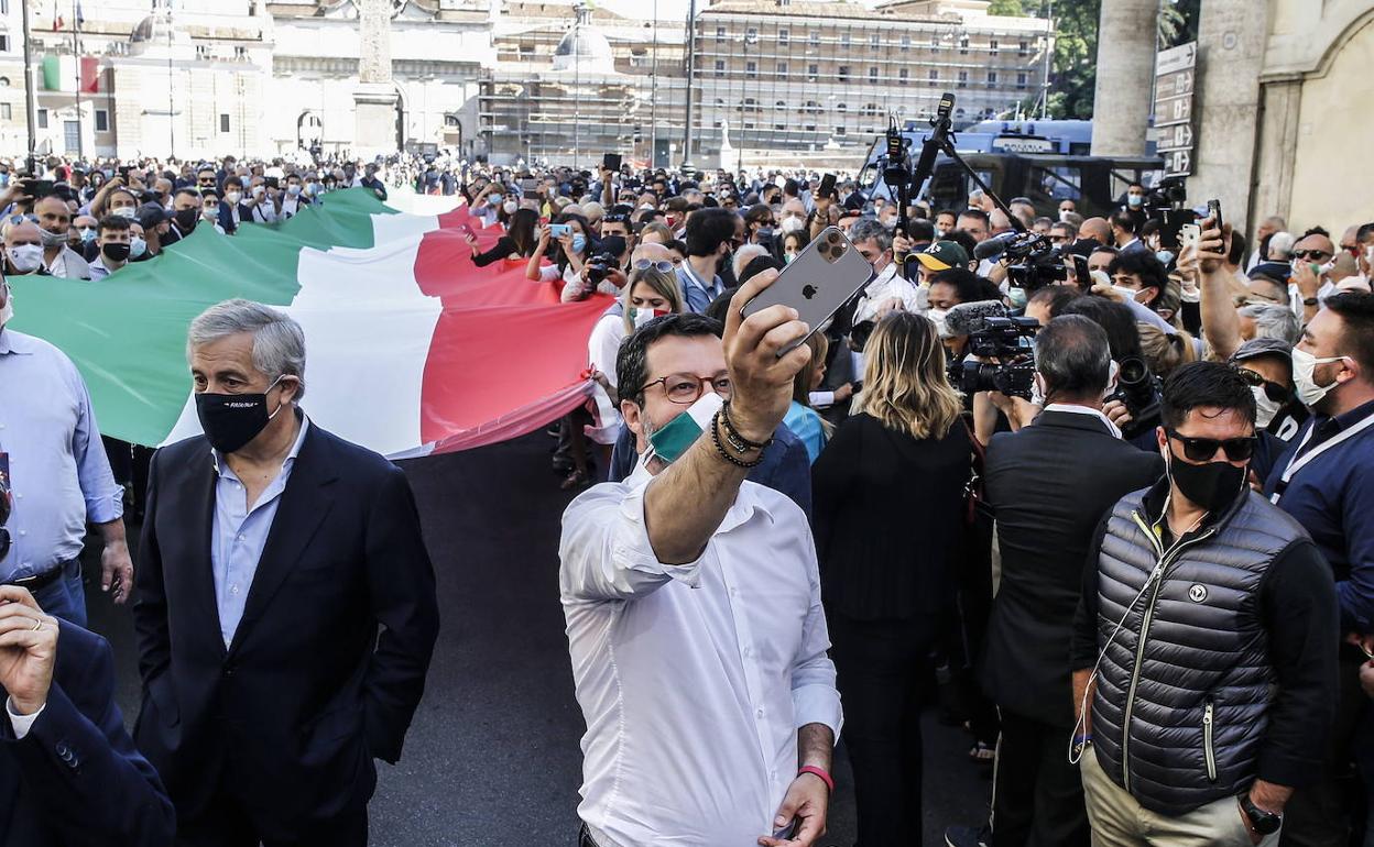 Salvini se hace un selfi durante una manifestación en Roma.
