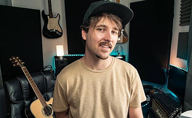 Juan San Martín, en el miniestudio de grabación que tiene en su habitación.