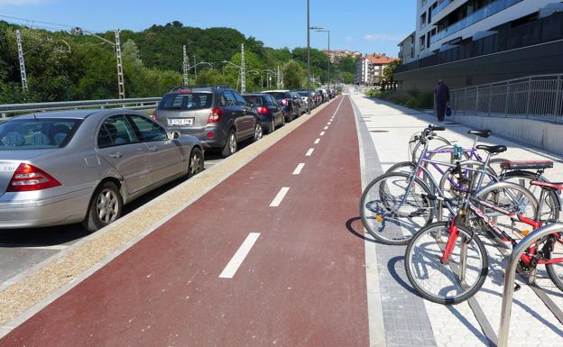 Acera y bidegorri del paseo Antzieta, tras la elevación de cota.