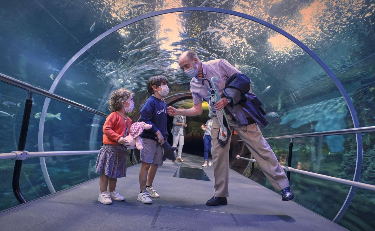 Malen Lasurtegi, junto a su hermano Jon y su abuelo Jesus Ángel Gracia, durante la visita.