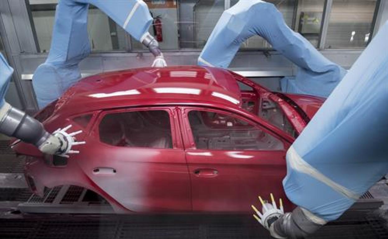 175 robots se encargan de 'colorear' las carrocerías de los SEAT de Martorell. 
