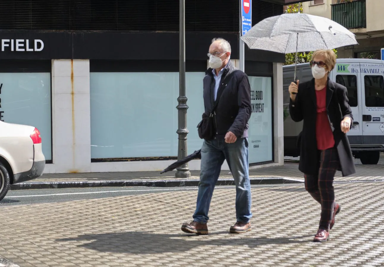 Tras un comienzo de semana con sol y temperaturas muy agradables, hoy las precipitaciones están siendo las grandes protagonistas en toda Gipuzkoa, circunstancia que ha hecho que muchos se hayan quedado en sus casas cuando se cumplen ya 82 días del estado de alarma decretado a raíz de la pandemia del coronavirus.