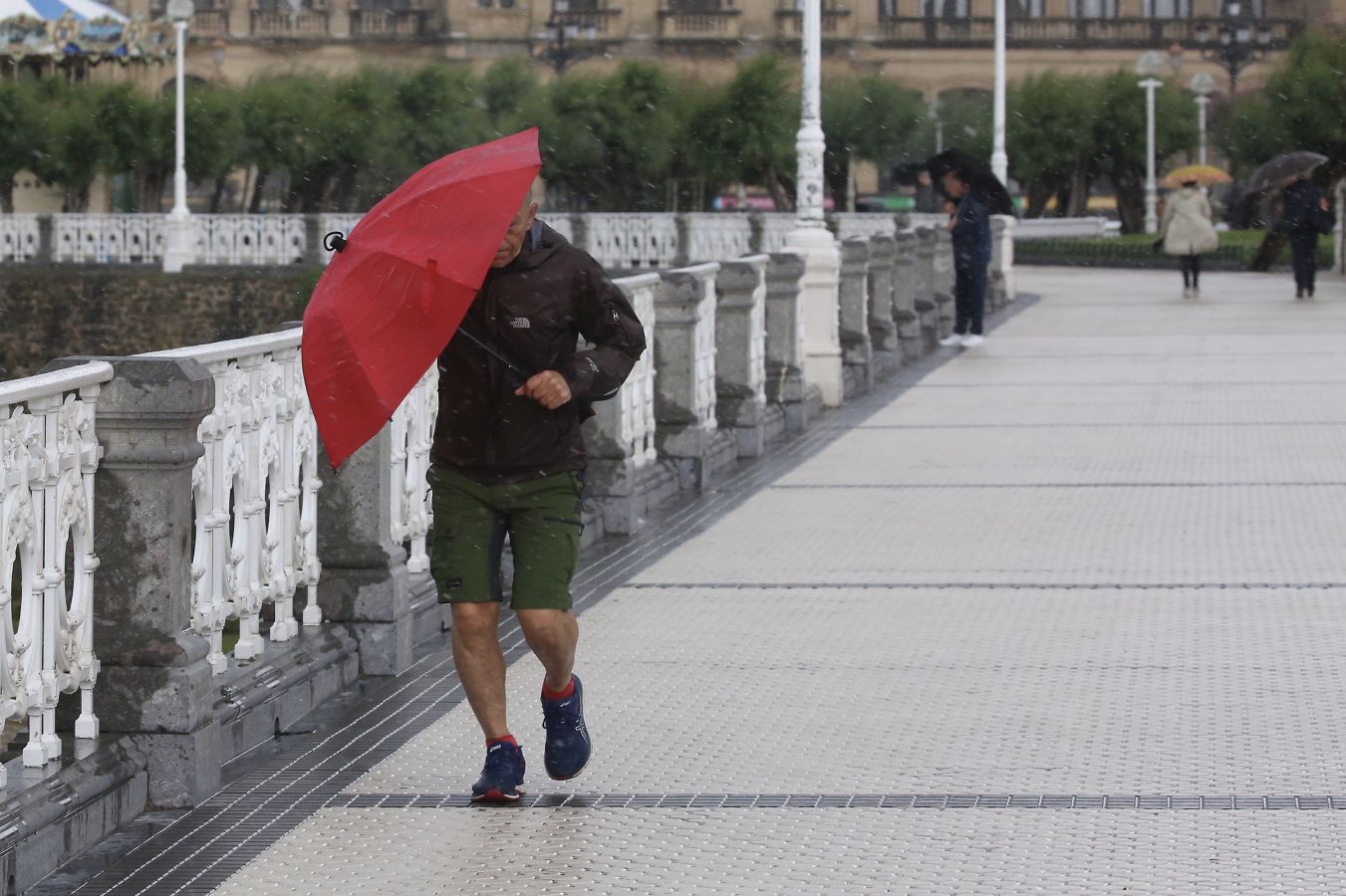 Tras un comienzo de semana con sol y temperaturas muy agradables, hoy las precipitaciones están siendo las grandes protagonistas en toda Gipuzkoa, circunstancia que ha hecho que muchos se hayan quedado en sus casas cuando se cumplen ya 82 días del estado de alarma decretado a raíz de la pandemia del coronavirus.