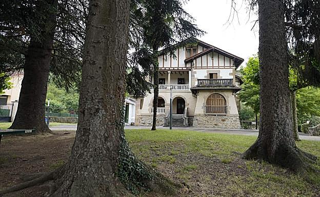 Pilarrenea, casa de indianos que acoge el hogar del jubilado y está rodeada de un bello jardín.