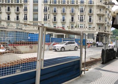 Imagen secundaria 1 - Desalojados dos edificios de viviendas y el Hotel Londres de San Sebastián a causa de las obras del Topo