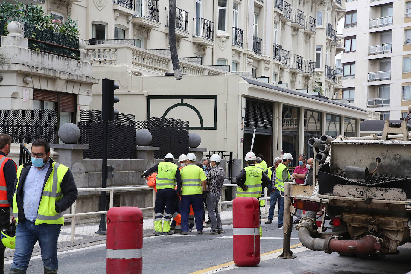 El Hotel Londres y otro edificio han tenido que ser desalojados debido a un desprendimiento en un sótano. 