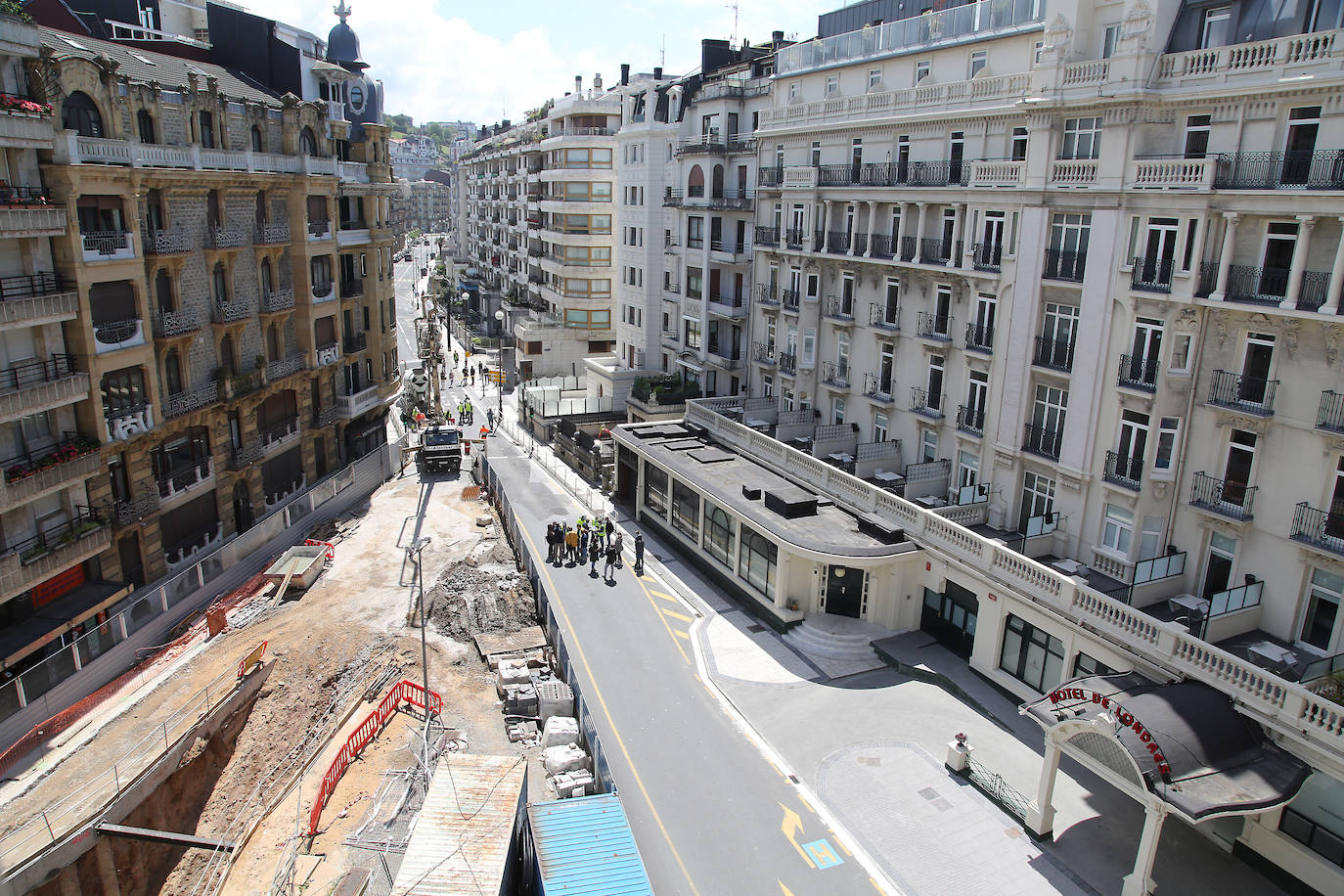 El Hotel Londres y otro edificio han tenido que ser desalojados debido a un desprendimiento en un sótano. 