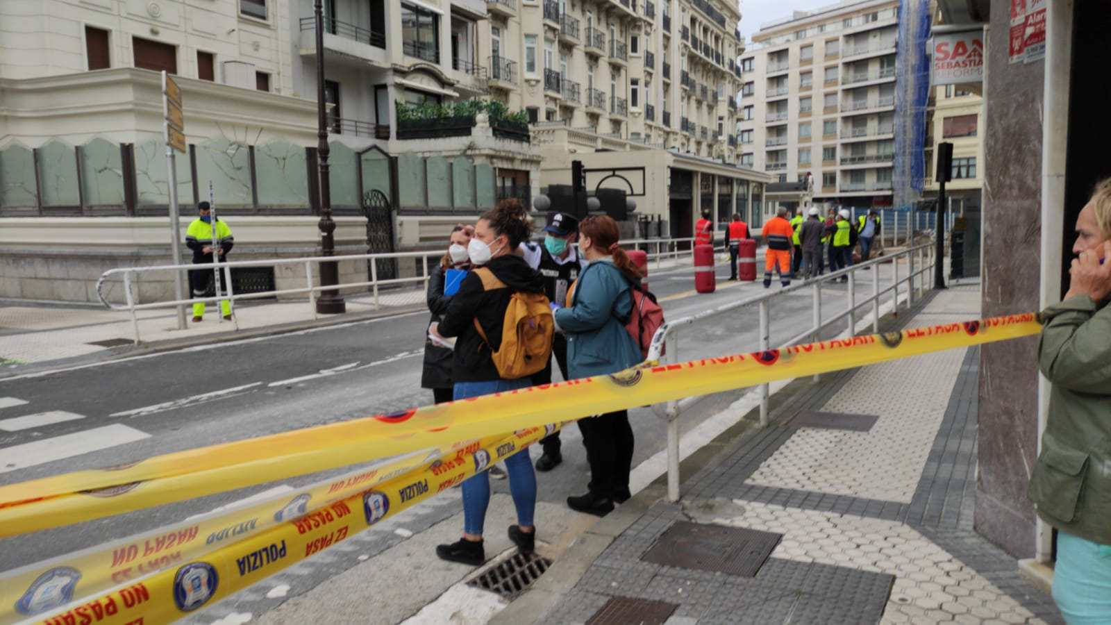 El Hotel Londres y otro edificio han tenido que ser desalojados debido a un desprendimiento en un sótano. 